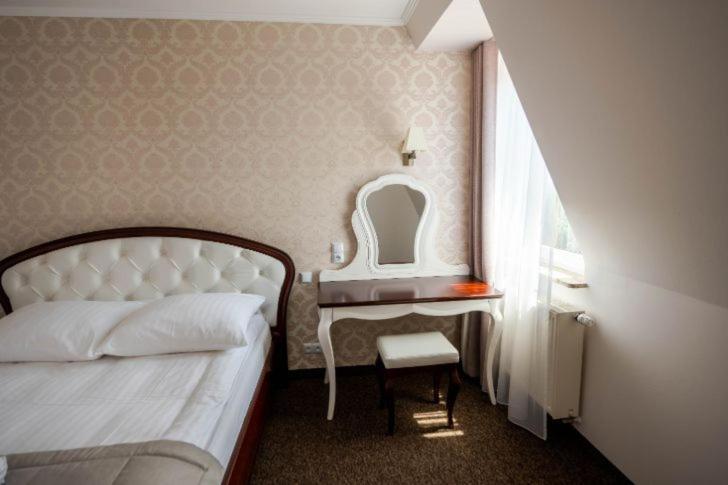 Hotel Palacowa Narol Экстерьер фото